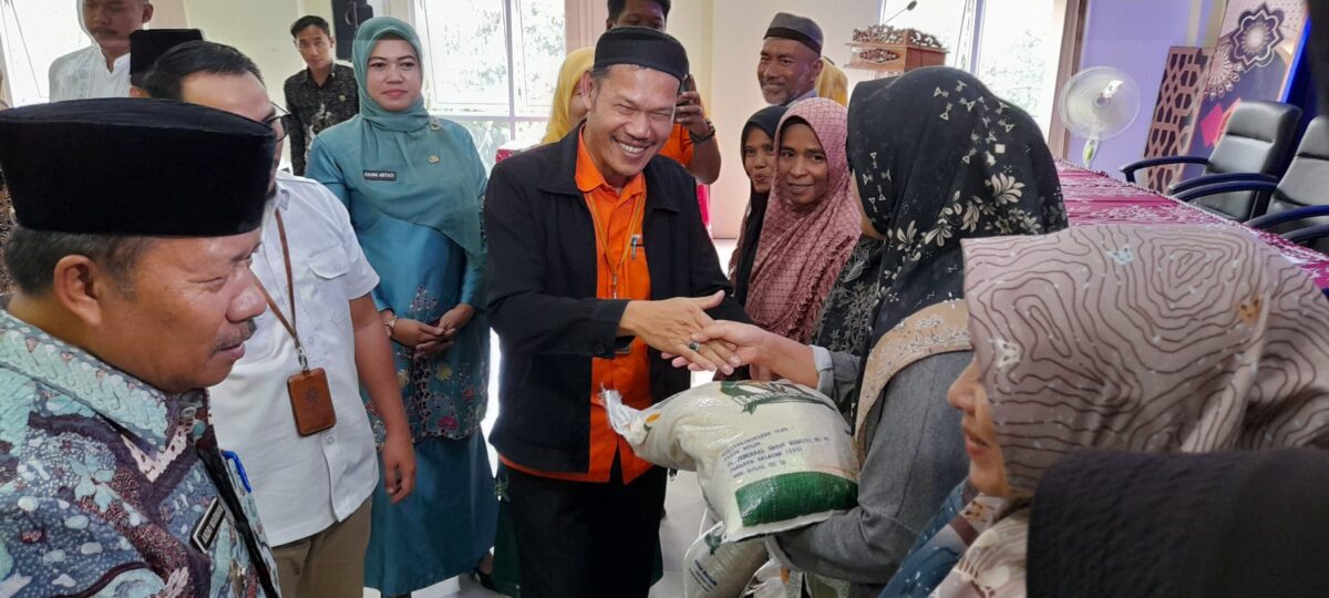Executive Manager Kantor Pos Indonesia Cabang Bukittinggi,  Andesta menyalurkan beras kepada PBP di wilayah kerja Kantor Pos Biaro, Selasa (11/4). YURSIL.