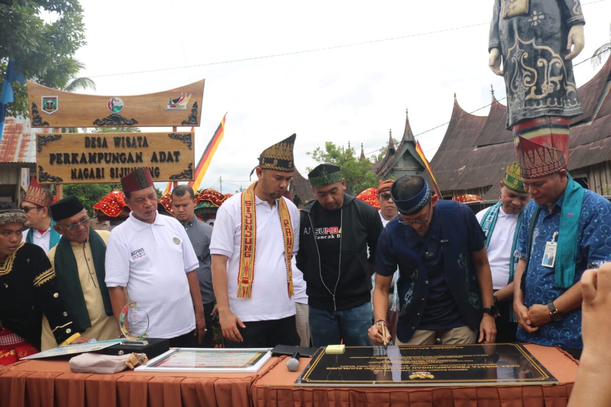 Menparekraf  Sandiaga Uno didampingi Wagub Sumbar, Bupati dan wakil Bupati Sijunjung saat kunjungan dan melakukan visitasi penilaian 75 Besar ADWI 2023, Sabtu (1/4) di Perkampungan Adat Sijunjung.
