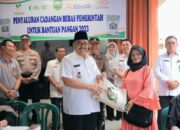 Pasaman Salurkan Bantuan Beras Cadangan Pangan