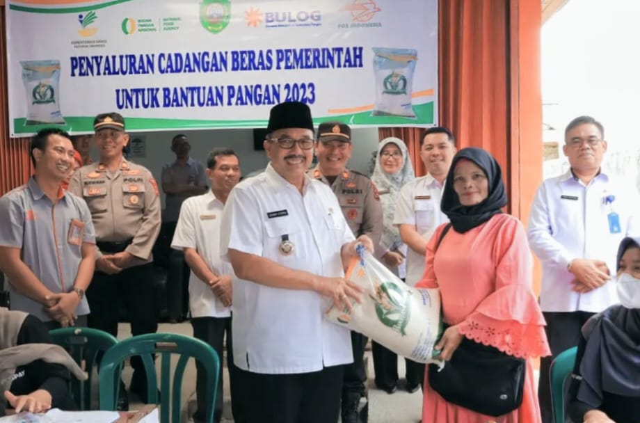 Bupati Pasaman, Benny Utama menyerahkan secara simbolis bantuan beras cadangan pangan pemerintah di Kantor PT Pos Lubuk Sikaping, Rabu (12/4). IST