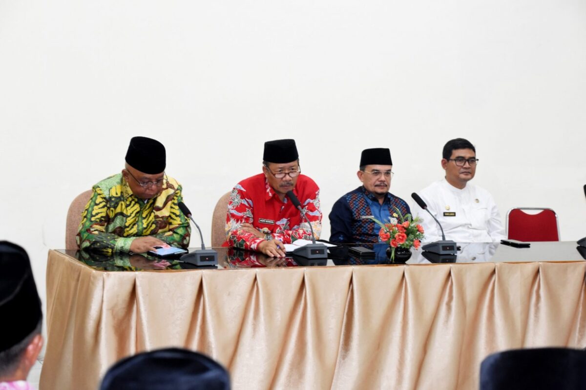 Bupati Agam, Andri Warman memimpin rapat persiapan menyambut para perantau Agam pulang basamo, di Mess Belakang Balok Bukittinggi, Rabu (12/4). Ada tiga lokasi yang disiapkan untuk menyambut para perantau. IST