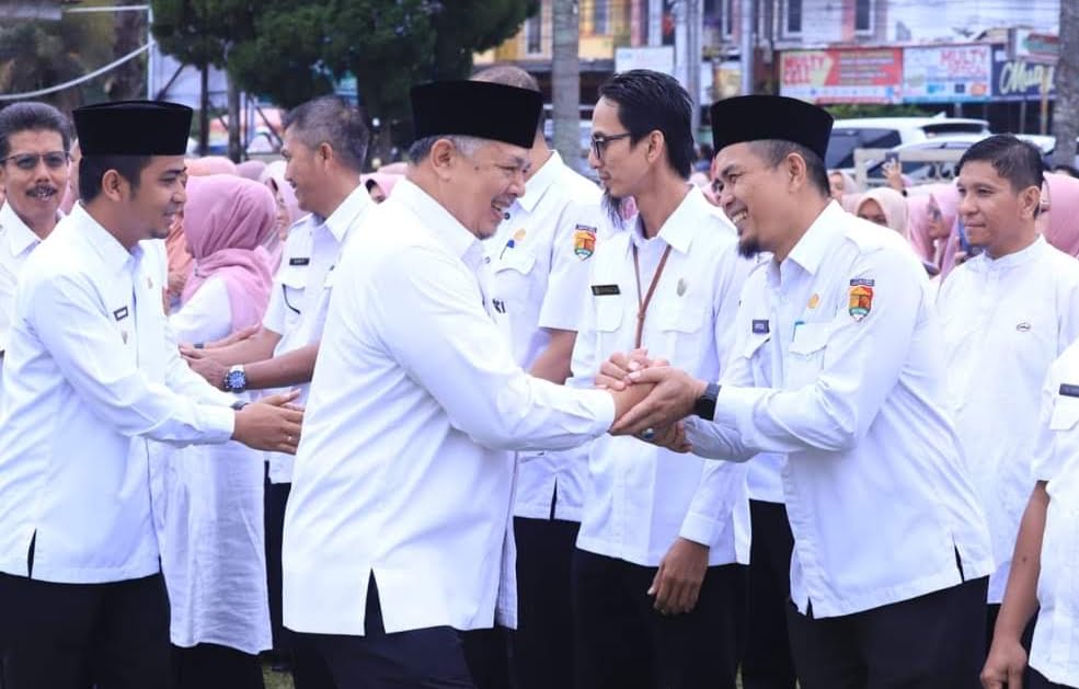 Salami -- Wali Kota Solok Zul Elfian Umar bersama Wakil Wali Kota Solok Ramadhani Kirana Putra menyalami ASN pada lingkup Pemko Solok selepas apel gabungan pada hari pertama setelah libur lebaran Idul Fitri 1444 H, di Lapangan Balai Kota Solok, Rabu (26/4). Prokom