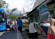 MTsS Al Fatah Padang Bagikan Takjil Buka Puasa