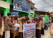 Pramuka MTsN 4 Padang Berbagi Takjil Buka Puasa