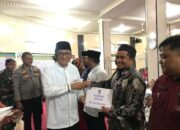 Wako Hendri Septa Serahkan Dana Operasional Triwulan I RT/RW Kecamatan Pauh