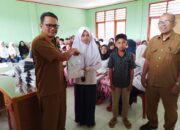 Manfaatkan Dana Desa, Wali Nagari Pakan Rabaa Utara Bantu Seragam Sekolah