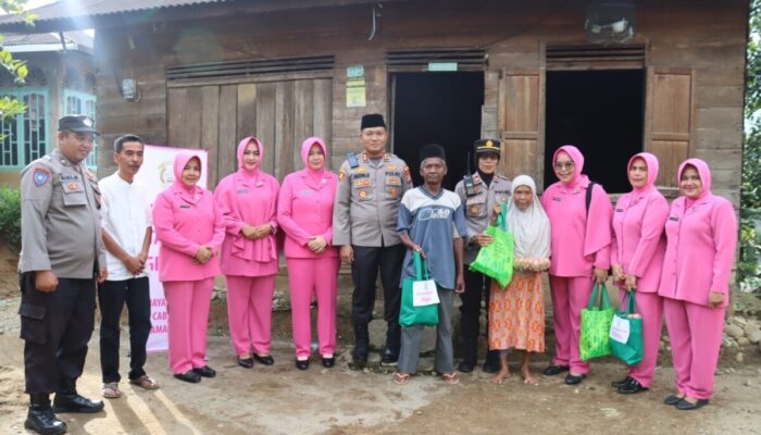 Polres Pasaman Barat Bagi-Bagi Sembako Pada Masyarakat Kurang Mampu