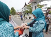 TP PKK Sijunjung Bagikan 50 Paket Telur kepada Pengguna Jalan
