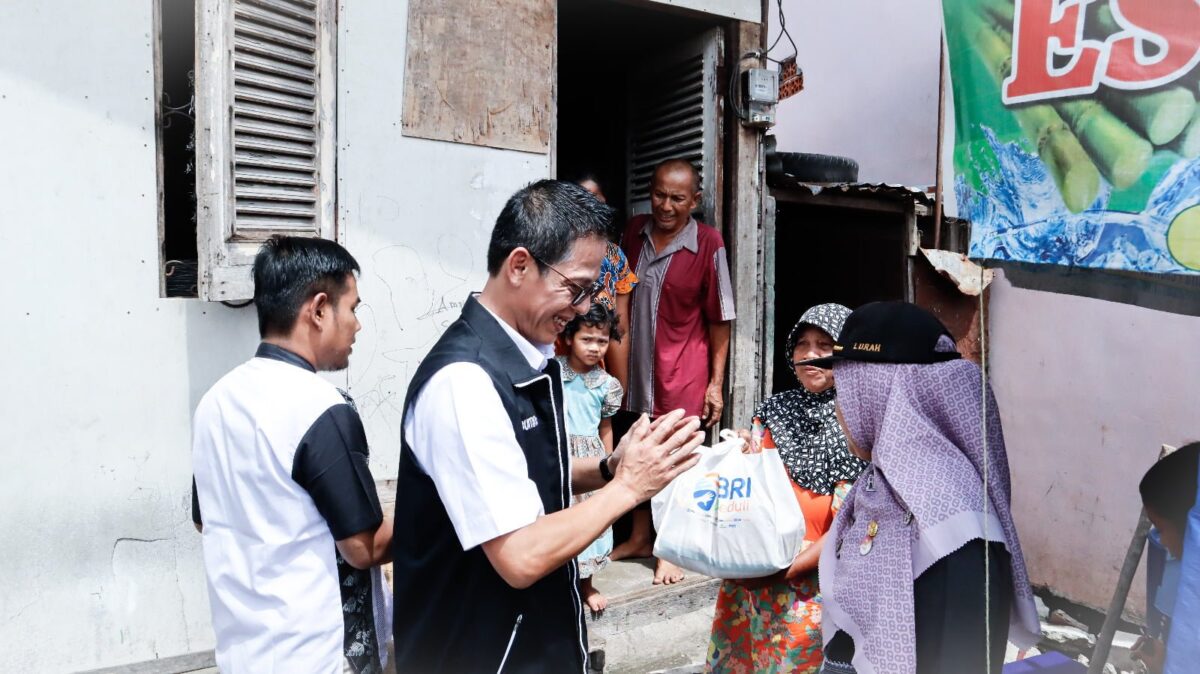 Pembagian paket sembako Dari BRI RO Padang kepada warga Kelurahan Alai Parak Kopi, Padang, Senin (10/4) lalu.DOK AFRIANITA