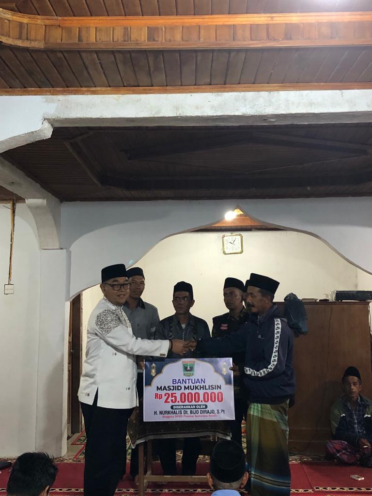 Anggota Komisi II DPRD Sumbar, Nurkhalis Dt. Bijo Dirajo saat safari Ramadan di Masjid Mukhlisin, Kampuang Cibodak, Nagari Koto Tinggi, Kecamatan Gunuang Omeh Kabupaten Lima Puluh Kota baru-baru ini. Leni