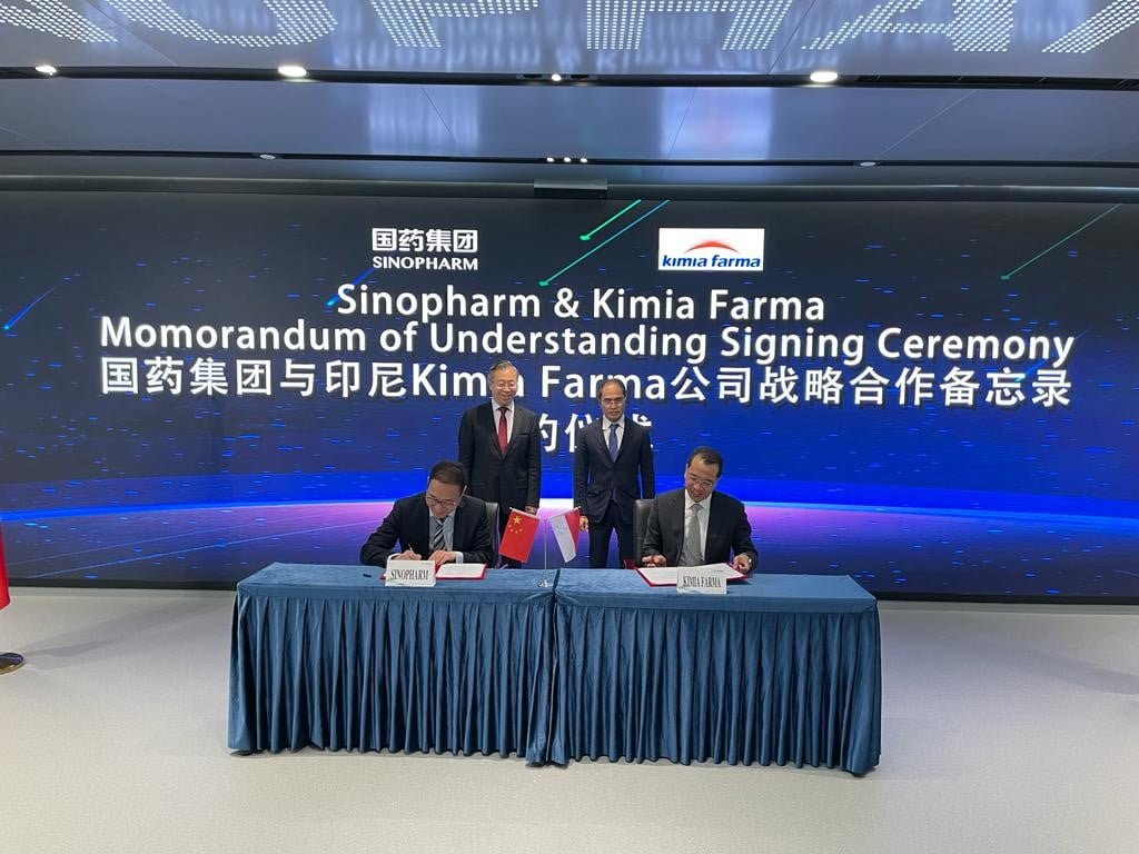 Direktur Utama Kimia Farma, David Utama (Kanan duduk) menandatangani MOU dengan President Sinopharm International, Zhou Song (Kiri duduk), disaksikan oleh Direktur Utama Bio Farma Group Honesti Basyir (kanan berdiri) dan Chairman of Sinopharm, Liu Jingzhen (kiri berdiri) di Beijing, Maret 2023. DOK AFRIANITA