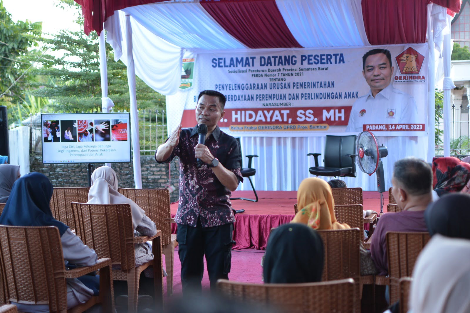 Anggota Komisi V DPRD Sumbar Hidayat saat melaksanakan sosialisasi peraturan daerah (Perda) Nomor 7 Tahun 2021 tentang Penyelenggaraan Urusan Pemerintahan Pemberdayaan Perempuan dan Perlindungan Anak kepada masyarakat daerah pemilihannya (Dapil), di Kota Padang, Jumat (12/4). IST