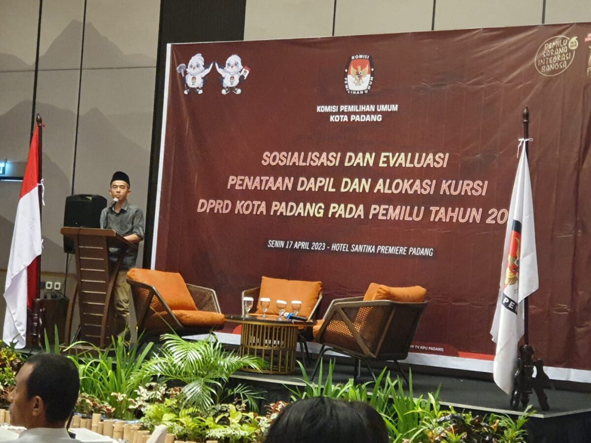 KPU Padang saat kegiatan sosialisasi dan evaluasi penataan dapil dan alokasi kursi DPRD Padang pada Pemilu 2024, di Hotel Santika, Senin (17/4). FARDIANTO
