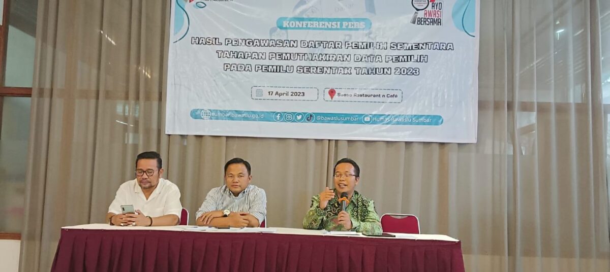 KONFERENSI PERS-- Bawaslu Sumbar konferensi pers hasil pengawasan DPS tahapan pemutakhiran data pemilih, di Suaso Restoran Kafe, Senin (17/4). FARDIANTO