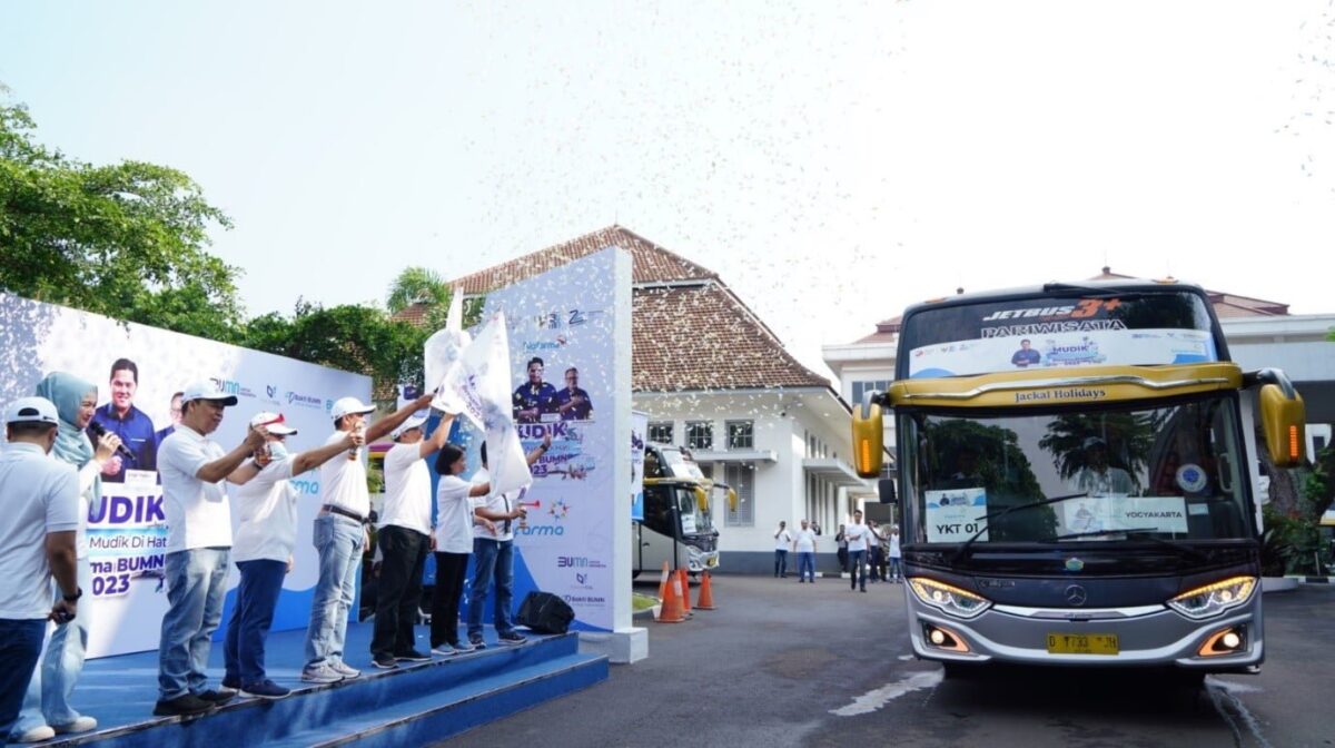 PLH Walikota Bandung, Ema Sumarna serta direksi Bio Farma, memberikan flag off pada acara pelepasan mudik dalam Program Mudik Dinanti, Mudik di Hati Bersama BUMN 2023 di Bio Farma Pasteur, Rabu (19/4). AFRIANITA