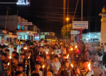 Semarak Takbiran di Padang Panjang! Anak Nagari Gunuang Pawai Obor, Masyarakat Tumpah Ruah Turun ke Jalan