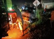 Proses Evakuasi Mobil Pick Up Membawa Ayam yang Terguling di Gunung Medan, Jalan Macet Total 20 Menit