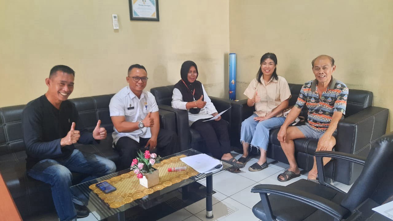 Warga keturunan Tionghoa bersama perangkat Kelurahan Napar usai mengibahkan tanah pribadi untuk Pemko Payakumbuh demi kepentingan umum. IST