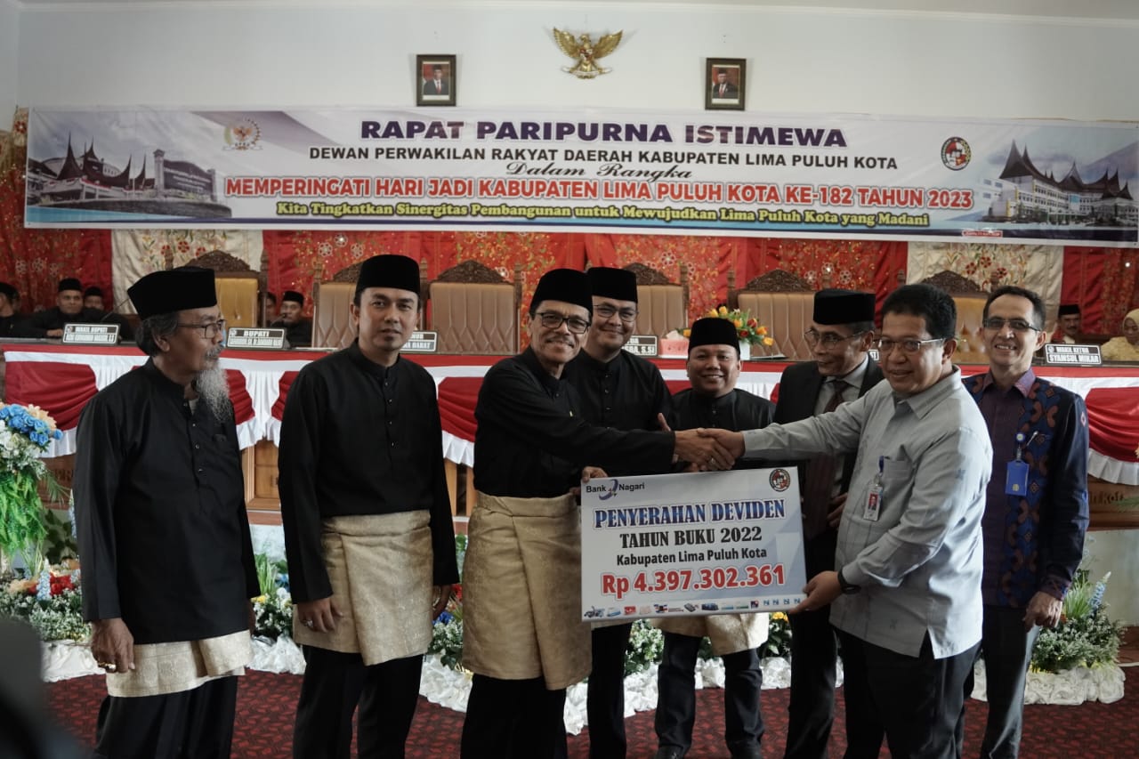 Direktur Kepatuhan Bank Nagari Sumbar Restu Irawan menyerahkan deviden ke Bupati Lima Puluh Kota. IST