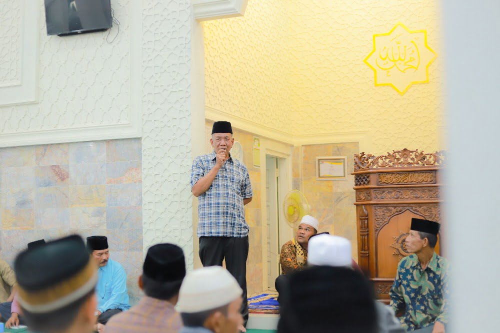 Bupati Pessel, Rusma Yul Anwar memberikan sambutan saat Safari Ramadan di Nagari Gurun Panjang Kabuh, Kecamatan Koto XI Tarusan.