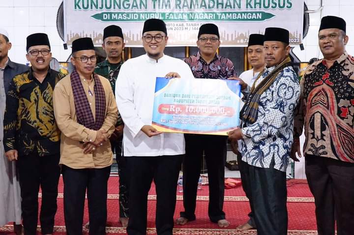 Wakil Bupati Tanah Datar Richi Aprian menyerahkan bantuan dana Rp 10 Juta saat mengunjungi jamaah masjid masjid Nurul Falah, Nagari Tambangan ,Kecamatan X Koto, Senin malam (3/4)
