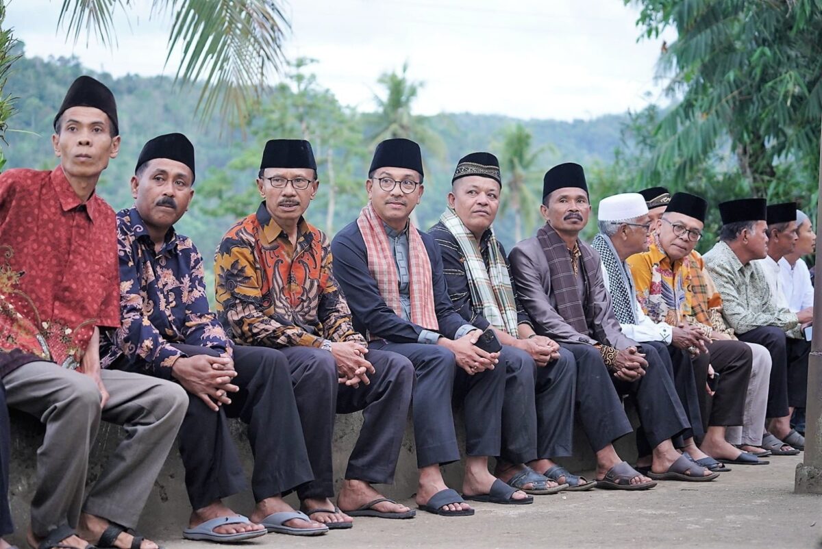 Bupati Solsel, Khairunas bersama masyarakat menunggu waktu berbuka puasa di halaman Masjid Nurul Yaqin Buluah Kasok Padang Air Dingin, Solok Selatan, Minggu (2/4). IST