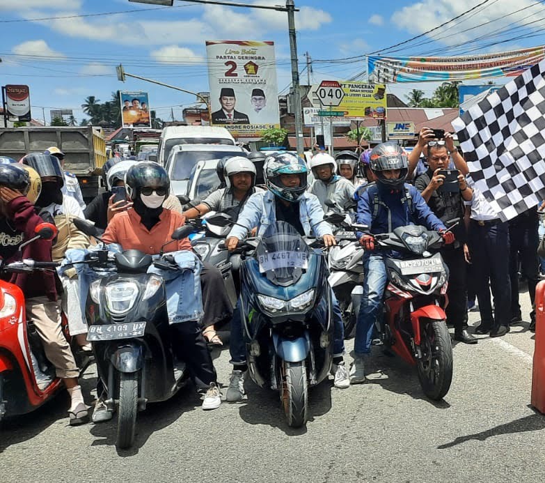 Sejumlah pengendara yang akan melintasi jalur satu arah Padang-Bukittinggi pada masa uji coba pada Sabtu (8/4) lalu. IST