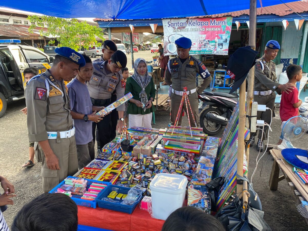 Anggota Polres Agam bersama satpol PP daerah itu melakukan razia terhadap petasan yang masuk kategori berbahaya. PERI MUSLIADI