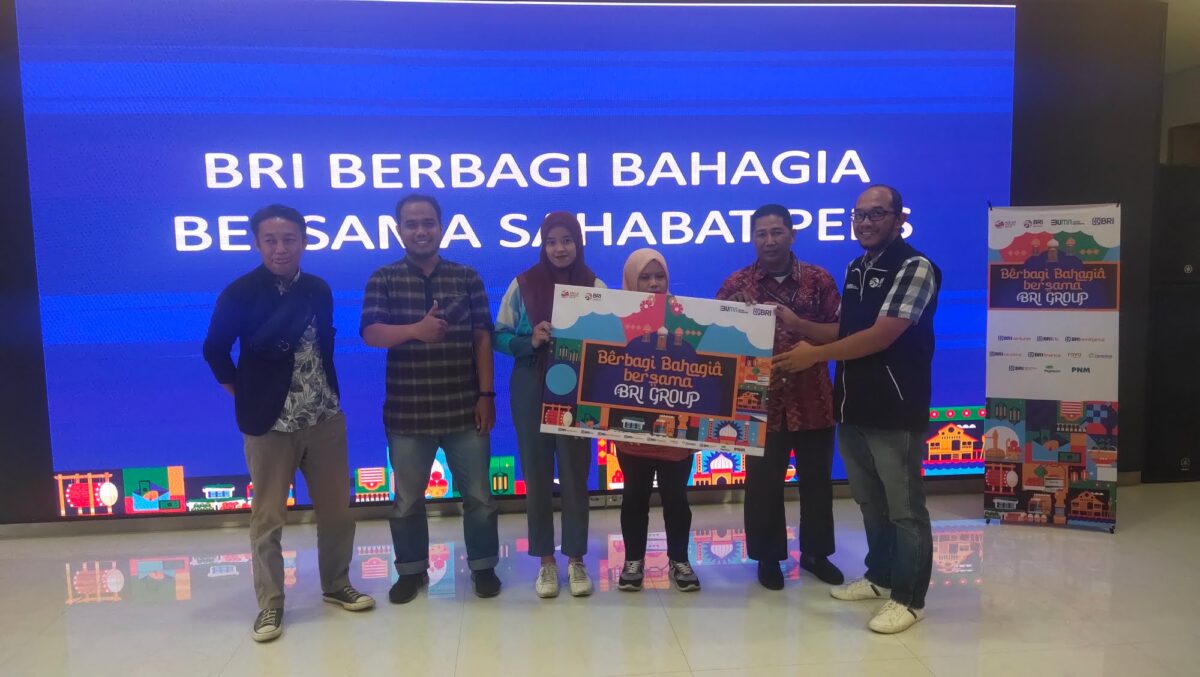 Penyerahan hampers kepada perwakilan media oleh Departemen Head Logistic & General Affair Dept BRI RO Padang, Agung Bondho Yudho, Rabu (12/4). AFRIANITA