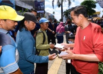 Lebaran Idul Fitri 1444, Presiden Jokowi Bagikan “THR” ke Pedagang Pasar