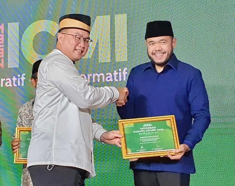 H. Fadly Amran Dt Paduko Malano mewakili pihak Masjid Baiturrahmah saat menerima Anugerah Nabawi Award 2023 dari Ketua Umum ICMI Arif Satria di Masjid Istiqlal Jakarta. IST