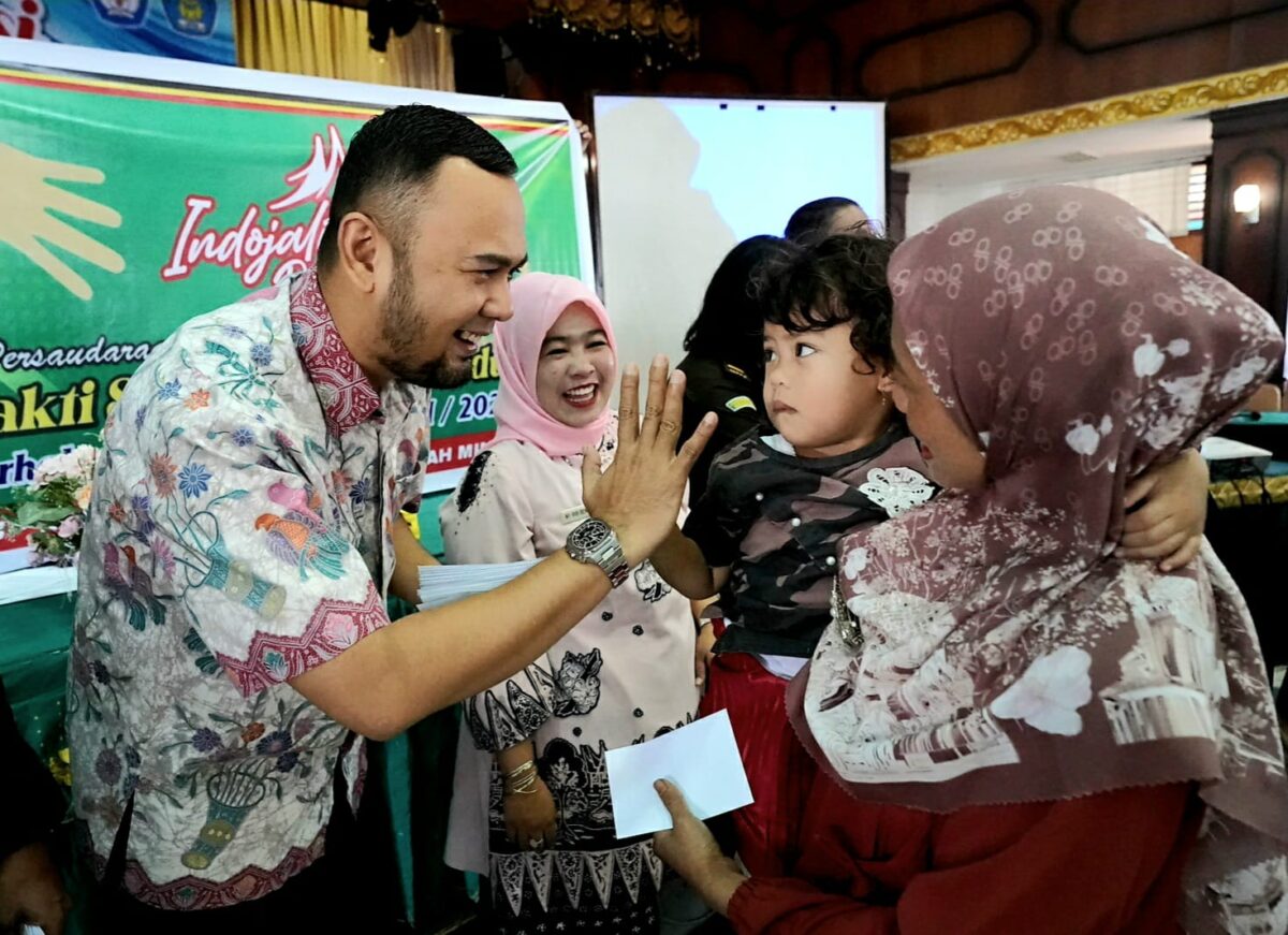 BUPATI Sijunjung, Benny Dwifa bercengkrama dengan salah seorang peserta didik PAUD saat membuka Sosialisasi BOSP dan Dapodik Lembaga Pendidikan Anak Usia Dini (PAUD) di Gedung Pancasila Muaro Sijunjung, Kamis (13/4).