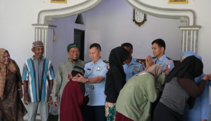 HUT TNI AU Ke-77, Lanud Sutan Sjharir Padang Berikan Santunan Pada Anak Yatim Piatu