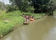 Orang Hanyut di Jorong Titih, Tim BPBD Agam Menyusuri Sungai dengan Kapal Karet