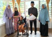 Al Azhar Serahkan Sembako Pada 24 Penyandang Disabilitas