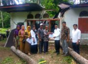 Pohon Tumbang Timpa Rumah Warga, Nagari Kuranji Hulu Serahkan Bantuan
