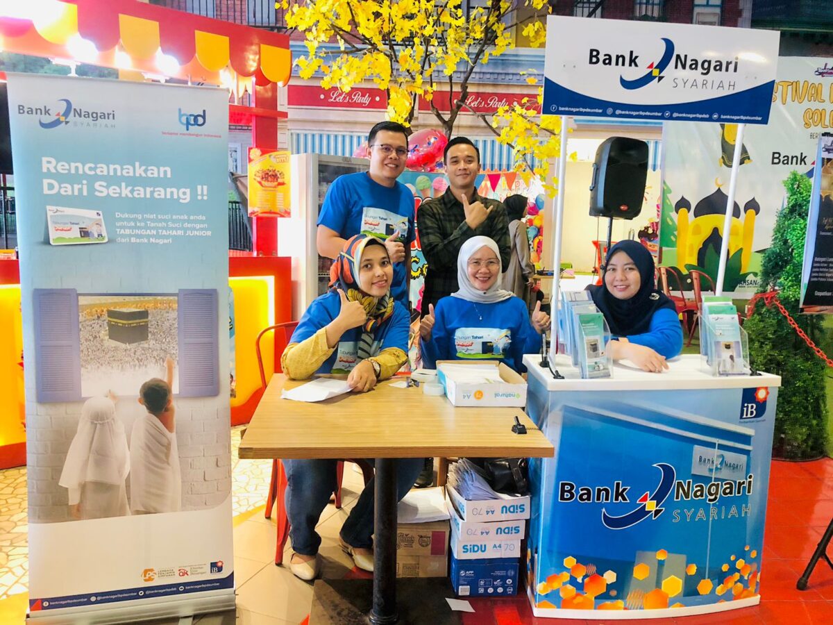 Sebagian panitia iven Festival Pelajar Soleh Tahari Junior Season 2, di booth Bank Nagari Syariah Cabang Padang, Minggu (9/4). IST