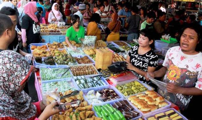 Kepadatan masyarakat membeli makanan untuk berbuka di pasar pabukoan. IST
