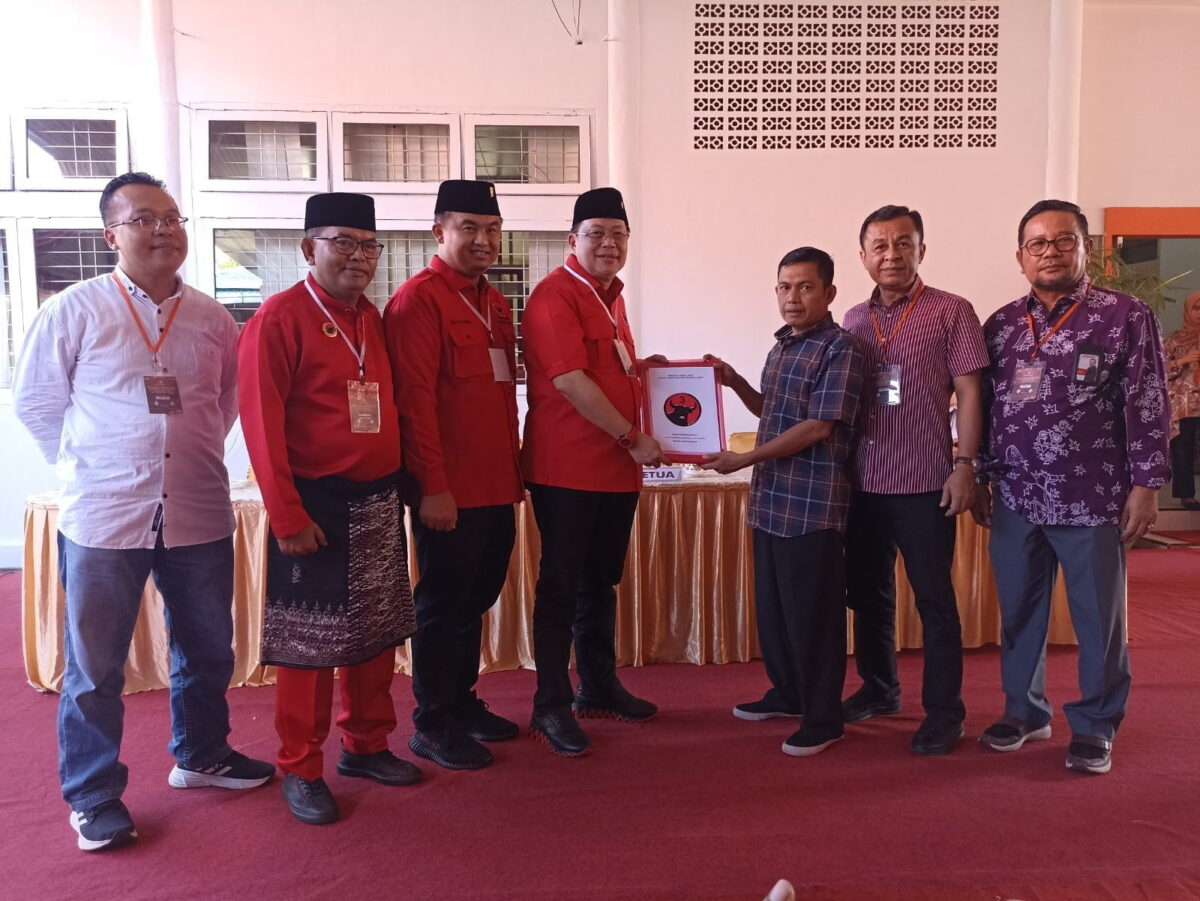 DPD PDIP Sumbar saat mendaftarkan 65 bacaleg ke KPU Sumbar, Kamis (11/5). FARDIANTO