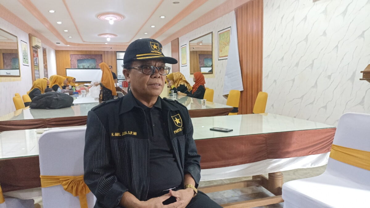  Ketua DPD Partai Ummat Kota Padang, Amril Jilha saat ditemui Haluan di sekretariat partainya, Minggu (14/5). YESI