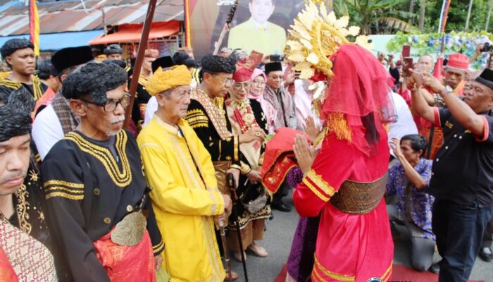 5.000 Undangan Hadiri Alek Malewakan Rektor UNP Ganefri Jadi Penghulu Suku Banuhampu