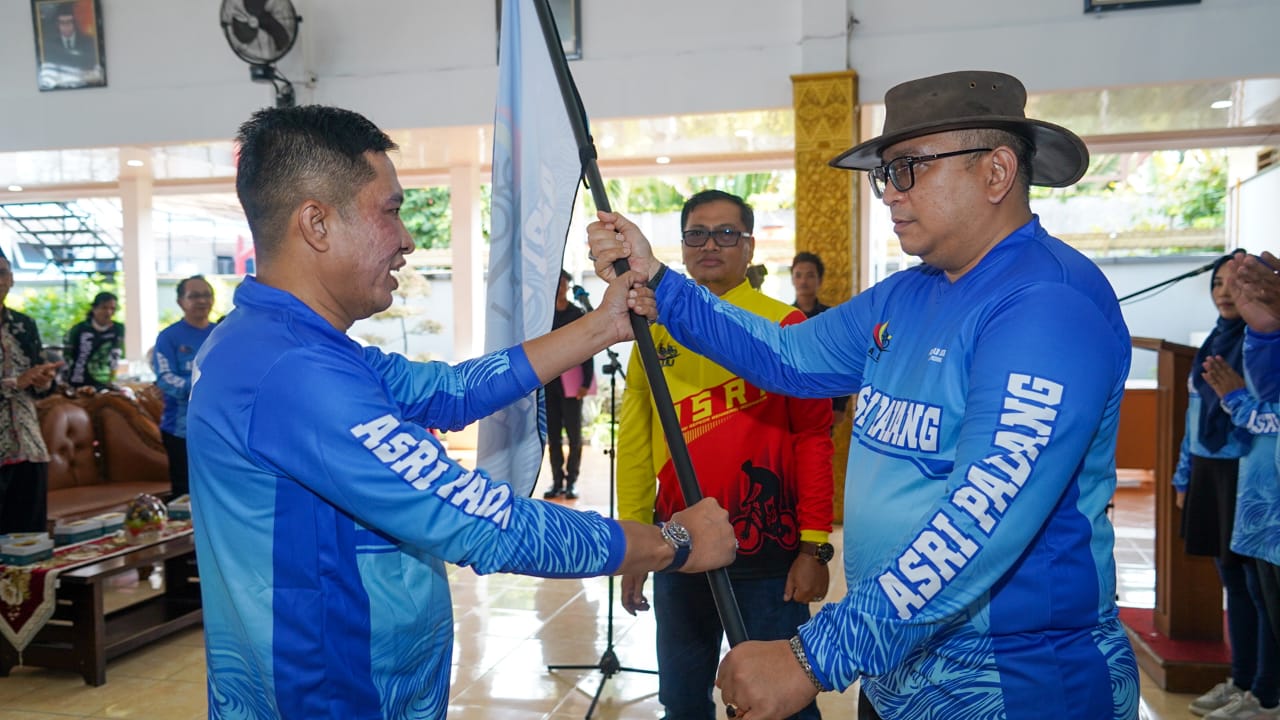 Wakil Wali Kota Padang Ekos Albar menyerahkan pataka kepada Andree Algamar yang merupakan Ketua Pengcab ASRI Kota Padang, Kamis (18/5). IST