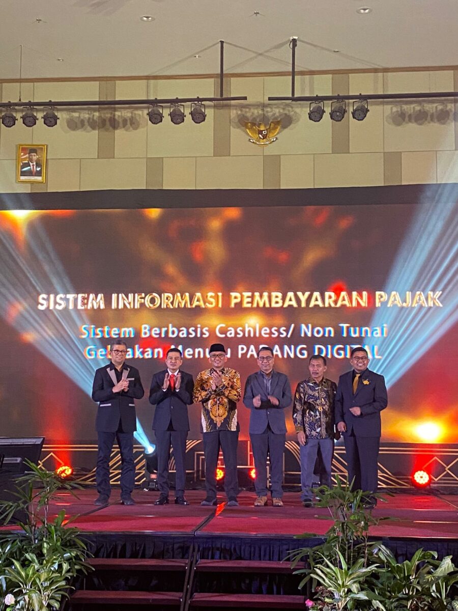 Wakil Pemimpin Wilayah BNI area Sumbar Riau Kepri , Didik Siswantono Bersama Wali Kota Padang Hendri Septa dan Wawako Ekos Albar serta Kepala Bapenda Kota Padang Yosefriawan dalam peluncuran “Cashless Tax Payment” di Hotel ZHM Premiere Padang, Sabtu (20/5). DOK AFRIANITA