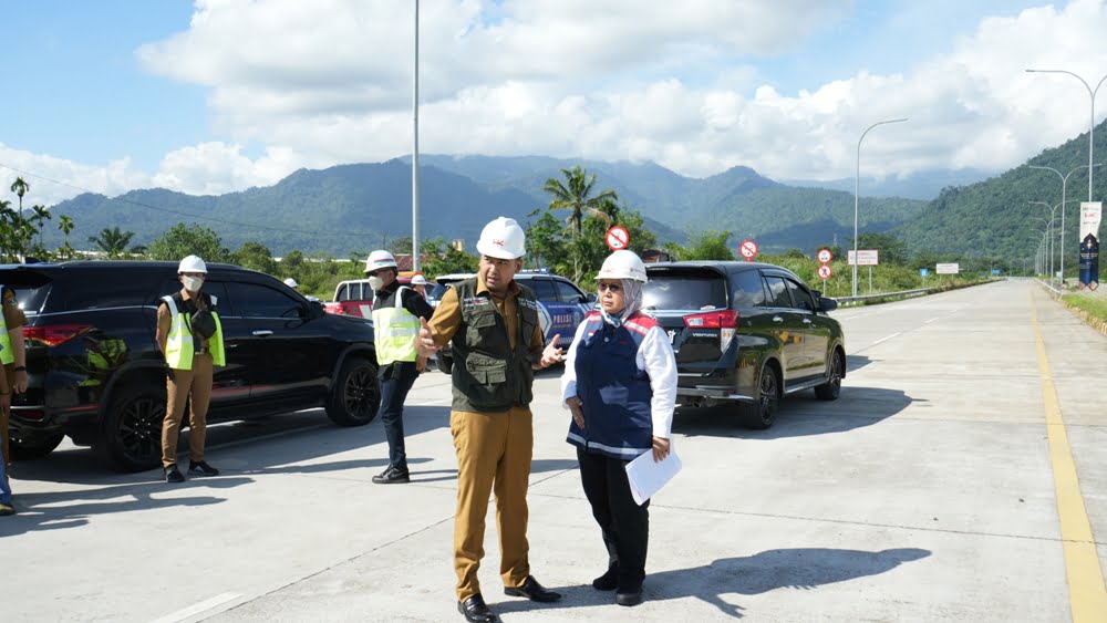 Wakil Gubernur Sumbar, Audy Joinaldy, bersama Project Director PT Hutama Karya, Sri Hastuti Hardiningsih, saat memantau proses ppengerjaan konstruksi pembangunan tol Padang – Sicincin Senin (22/5). Wagub Audy menyebut hingga saat ini pembebasan lahan di Seksi I Padang-Sicincin telah mencapai 95,1 persen, termasuk konsinyasi. HAMDANI
