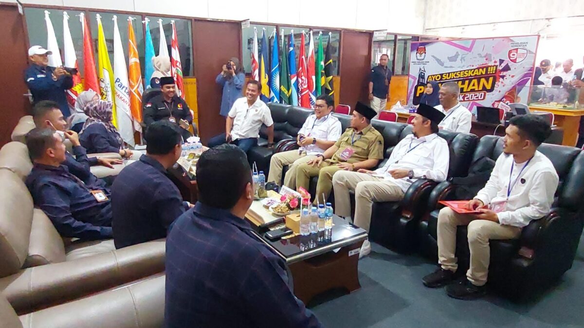 DPC Partai Gerindra Kota Bukittinggi mengajukan 25 orang bakal calon anggota DPRD Kota Bukittinggi untuk Pileg 2024 ke KPU Bukittinggi, Sabtu (13/5). GATOT