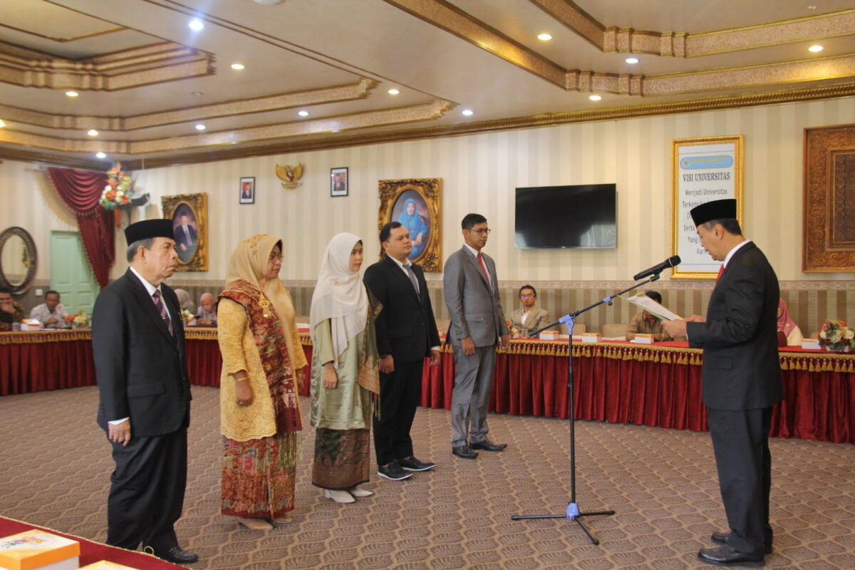 Rektor Universitas Baiturrahmah Prof. Dr. Ir. Musliar Kasim, M.S melantik Dekan, Wakil Dekan I dan III Vokasi Periode 2023-2027 serta Kepala LP3M serta Sekretaris LP3M Unbrah Periode 2022-2026, Jumat (12/5) di Ruang Sidang Yayasan Pendidikan Baiturrahmah. DOK AFRIANITA