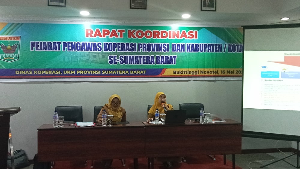 Kabid Pemberdayaan Koperasi Dinas Koperasi dan UKM Sumbar, Saunida Agusti saat Rapat Koordinasi Pejabat Pengawas Koperasi Provinsi/Kabupaten/Kota se-Sumbar, Selasa (16/5). IST
