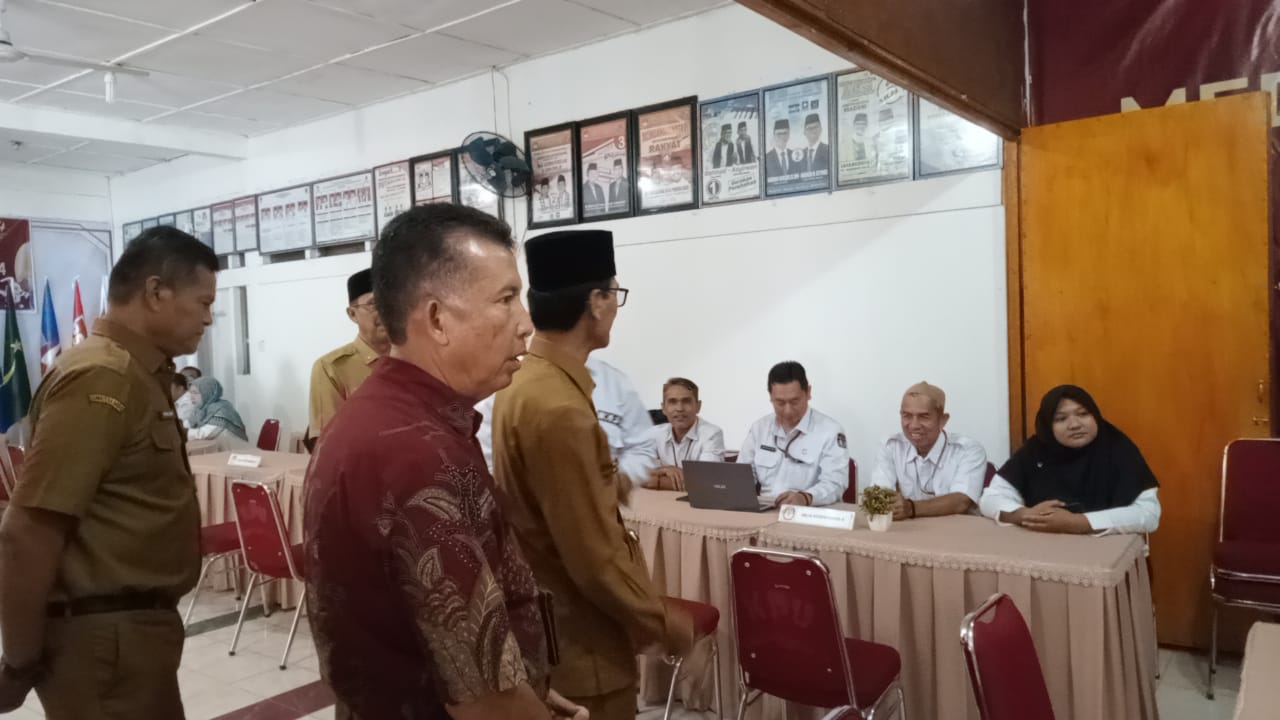 Bupati Lima Puluh Kota, Safaruddin Dt. Bandaro Rajo memantau kesiapan KPU daerah tersebut dalam masa penerimaan berkas pendaftaran bacaleg parpol. IST
