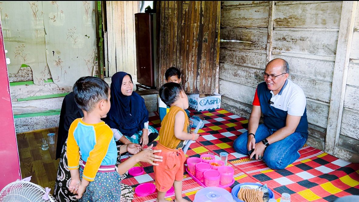 Ketua DPRD Sumbar, Supardi saat menjenguk Elvano, Senin (1/5). IST