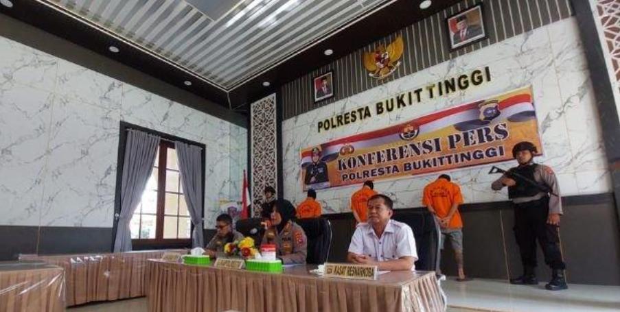 Kapolresta Bukittinggi, Kombes. Yessi Kurniati didampingi Kabag Ops dan Kasat Narkoba memperlihatkan ganja hasil tangkapan di Mapolresta Bukittinggi, Rabu (24/5). YURSIL